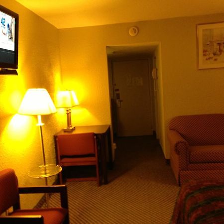 Americas Best Value Inn Macomb Exterior photo