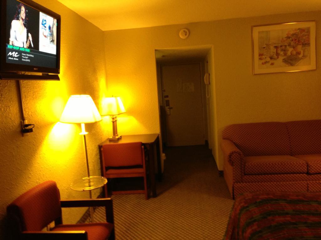 Americas Best Value Inn Macomb Exterior photo