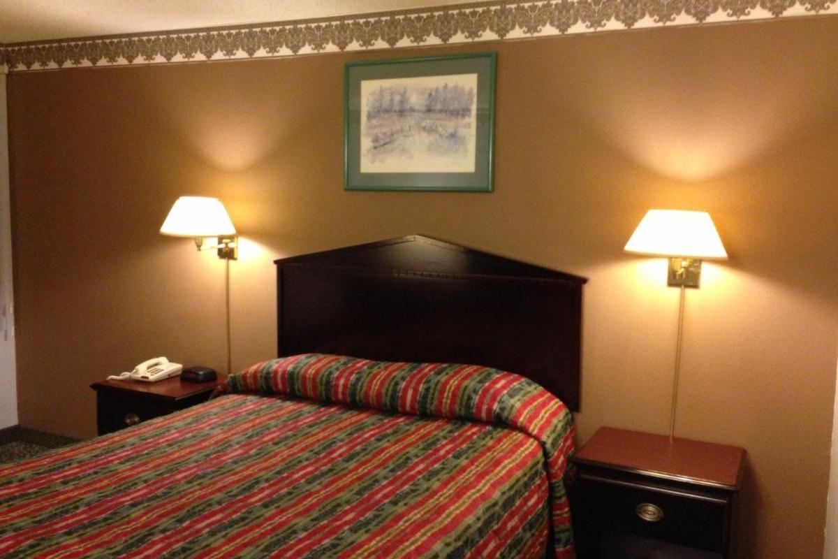 Americas Best Value Inn Macomb Exterior photo
