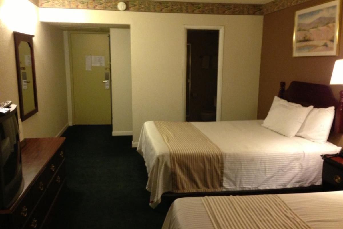 Americas Best Value Inn Macomb Exterior photo