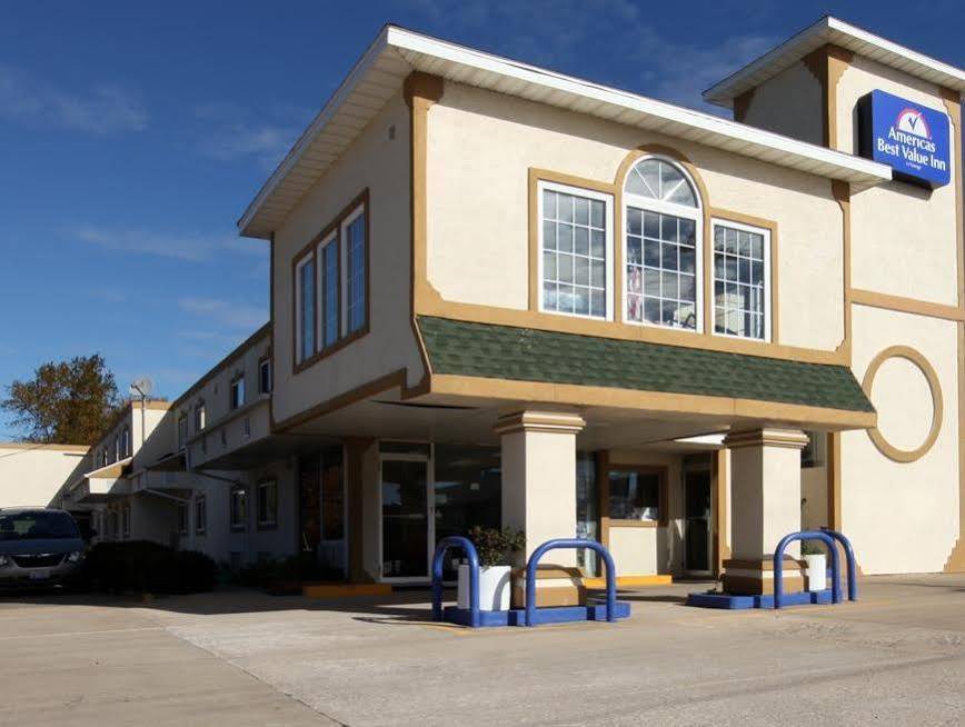 Americas Best Value Inn Macomb Exterior photo