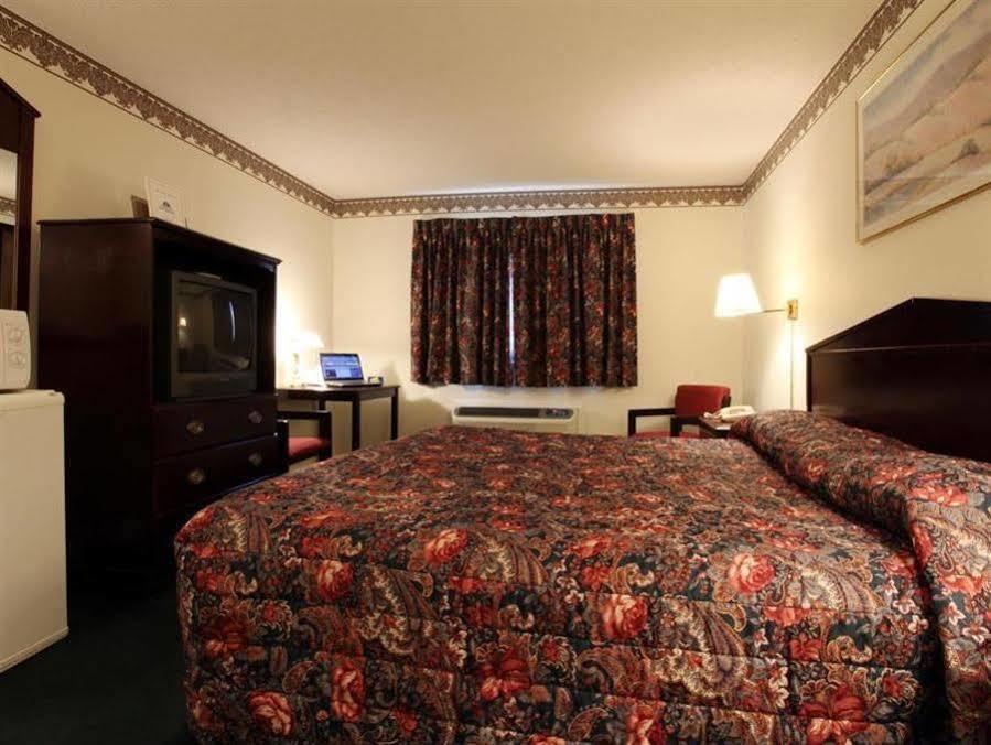 Americas Best Value Inn Macomb Exterior photo